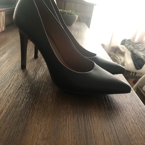 Black Heels - Picture 2 of 4